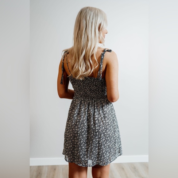 Boutique black white ruffle floral skater mini dress - Picture 3 of 7
